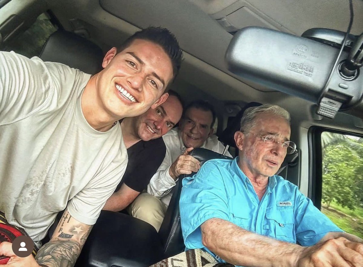 galloogp7's tweet photo. El Presidente Álvaro Uribe llegó al Ubérrimo y encontró a James Rodríguez, quien quiso visitarlo de sorpresa. Entonces Uribe montó a James en su carro y lo llevó a las canchas comunales de fútbol. "Vean la sorpresa que les traigo", dijo a los felices niños allí presentes. https://t.co/ZSYwQpm45d