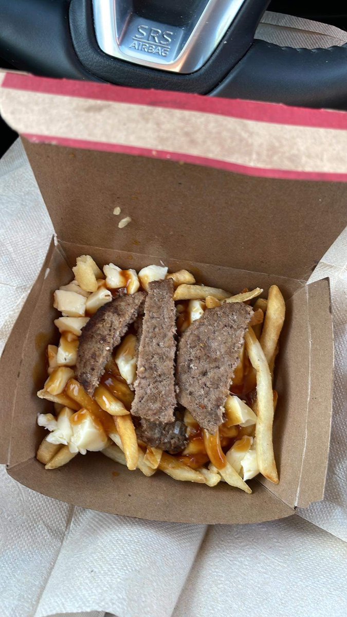 iamJerryMillz's tweet photo. C’est ça votre nouvelle poutine « boeuf et oignons croustillants »?!??🫠🫠😭😭 @McDoCanada @McDonaldsCanada https://t.co/MVV5m62mbG