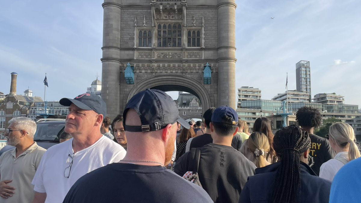 Always a great time with RunSoc! We arrived at Tower Bridge just in time to see it open. Had to weave through through the rush of people when the road finally opened (5.7km, 5’54”/km) #running #runnershigh #runclub #photography #summer #longestdayoftheyear #london #towerbridge