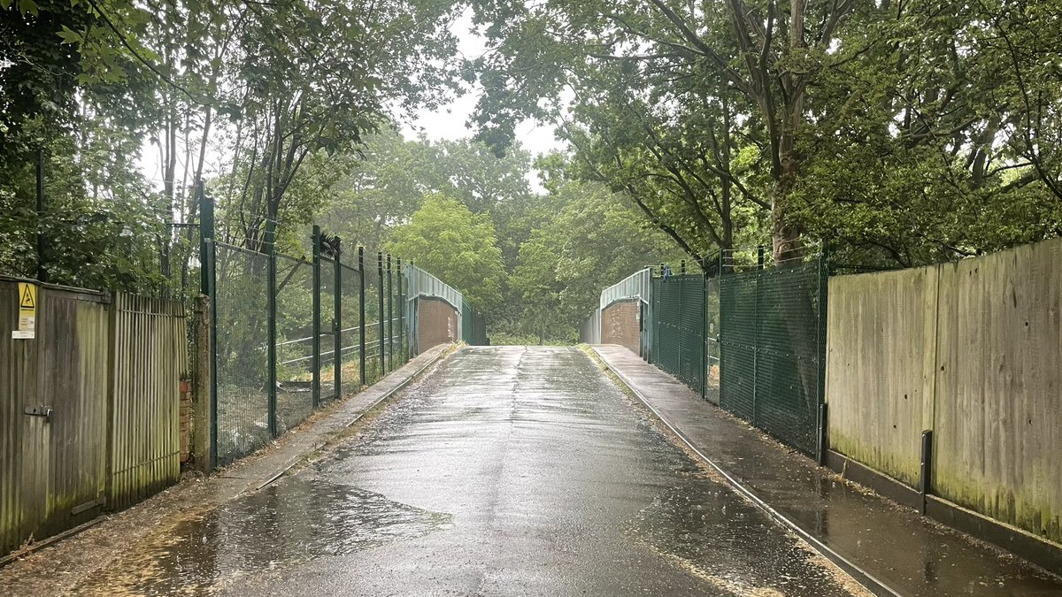 gauravdubs's tweet photo. From yesterday mornings run. Felt like I needed to get back out there to shake off some of the bad habits I’ve fallen into recently! 😅
(3.5km, 5’21”/km)

#running #runnershigh #solorun #morningrun #photography #london #lastdayofspring #spring #greenery #flowers #movingforward https://t.co/xzbfrNvcFU