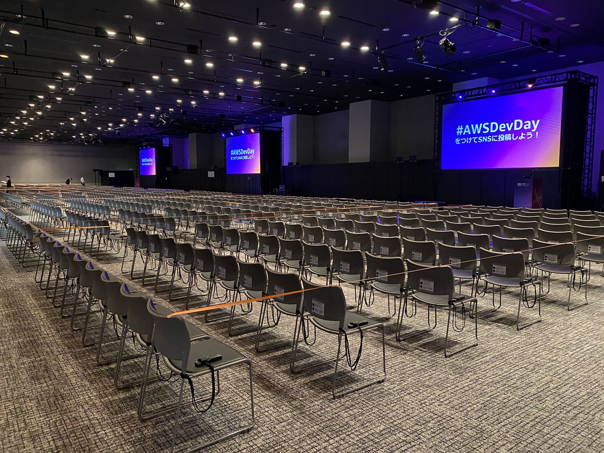 t_wada's tweet image. 朝から会場入りしてカメラとマイクのリハーサルを終えました。久しぶりの大会場でのオフライン講演です #AWSDevDay