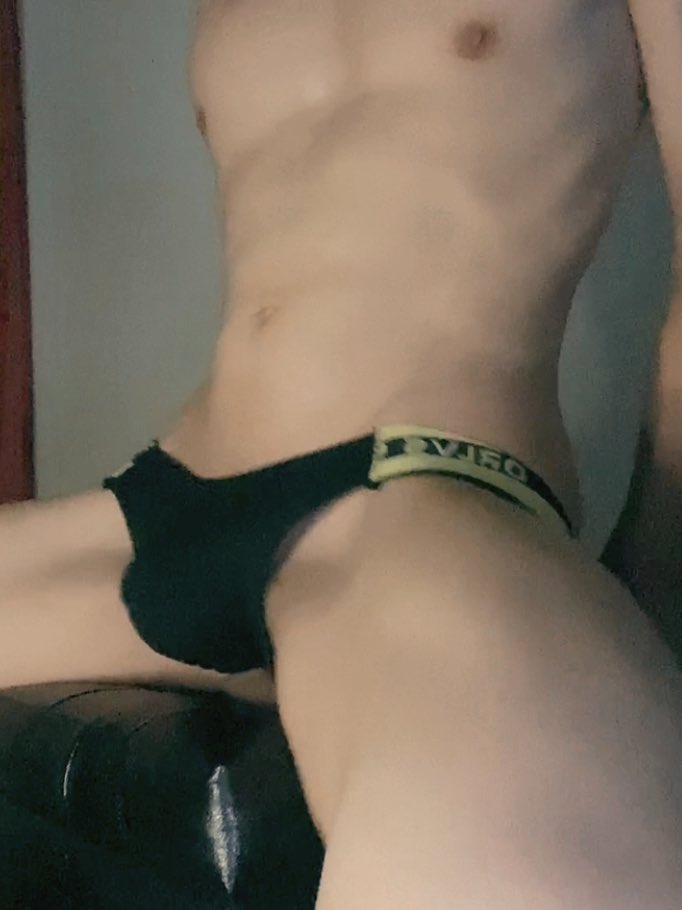 按讚❤️轉貼貼文 留言 
6/22 晚上12點截止～
我會挑選三款內褲送
6/23從留言裡抽🥳