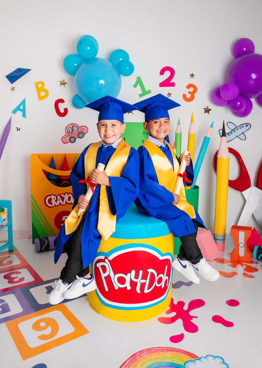 _Ant10's tweet photo. Love my twins!💙💙🎓🎓 #dadicated #betterliving https://t.co/02cnEXqtHe