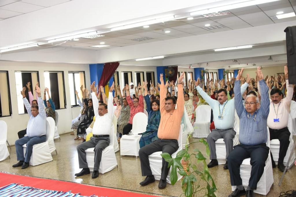 LICIndiaForever's tweet photo. LIC's Chairperson, Shri Siddhartha Mohanty &amp;  Managing Director, Shri M. Jagannath participating in a Yoga workshop held at Yogakshema, Mumbai on International Yoga Day.
@moayush @DFS_India 
#InternationalDayofYoga2023 https://t.co/FfQOaJvegd