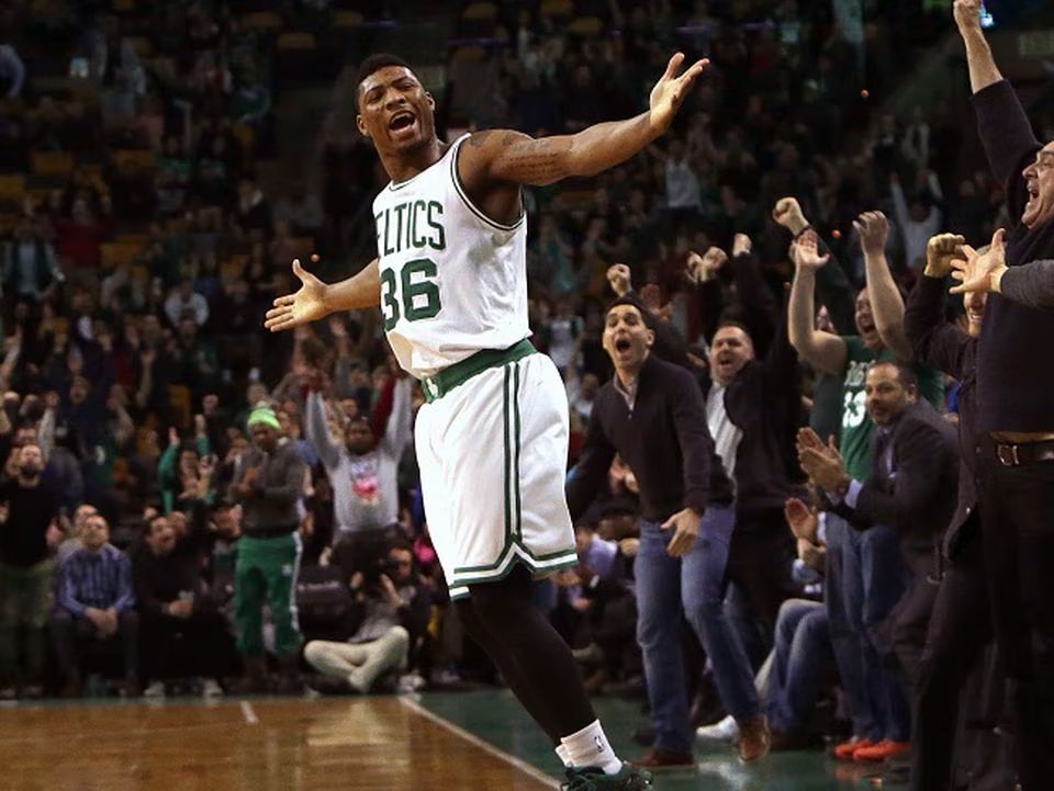 alejandroggo's tweet photo. Entiendo que mucha gente no comparte lo que siento por Smart, pero es difícil explicarlo.

Marcus es mi jugador favorito. Me compré su camiseta cuando llevaba tres meses en el equipo. Ha sido el faro de los Celtics post-Doc Rivers y ahora se va. Le echan.

Y me duele en el pecho. https://t.co/bRvW79Zp7h