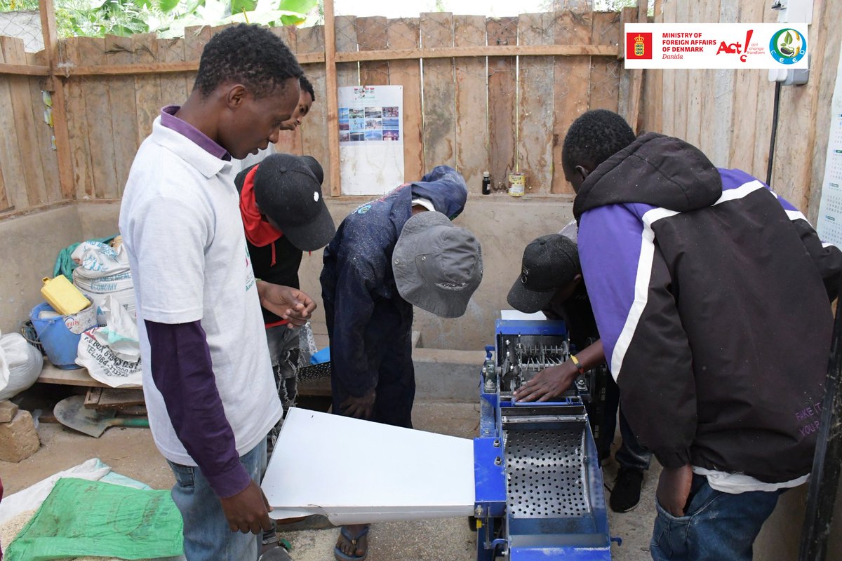 Isiolo_CEED's tweet photo. Through the Resilience, Peace, and Stability (RPS) project, supported by @denmarkinkenya and @tendasasa youth from Meru youngsters trained to make their own cheap pig feed for better profits and increased income. https://t.co/s2qHmBt5gJ