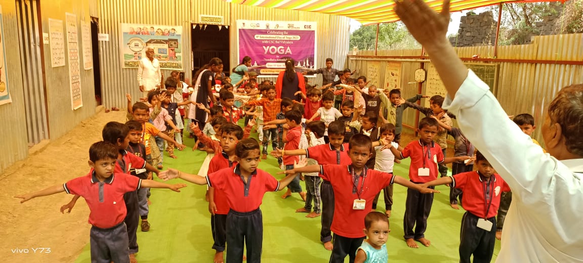 VivekVersatile's tweet photo. Celebration of International Yoga Day with children in CSC Bal Vidyalaya, Nanded, Maharashtra. VLE Shree Prabhu Ramlu Wankalwar
@moayush
@CSCegov_
@CSCSPV_Health
#CSCpeYoga #MyYogaMyPose https://t.co/qPv8lUdmri