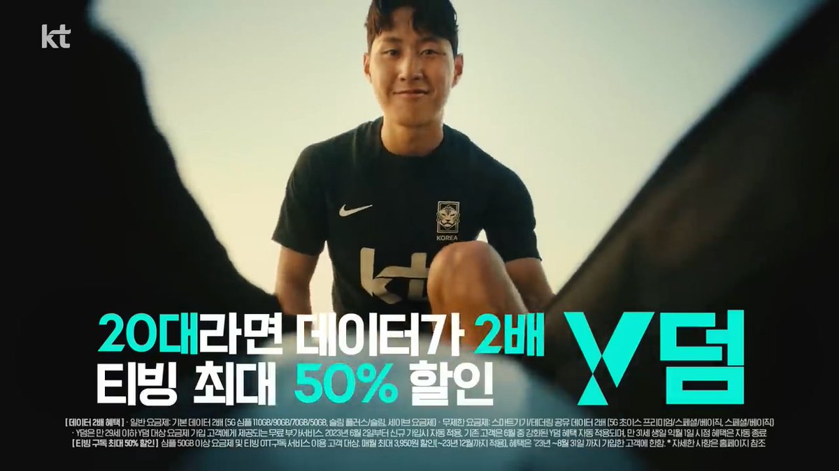 빼꼼 나온 화면에서 강인이 웃네~ 웃는 강인이 미소가 나에겐 비타민! 지친 오후도 강인이가 주는 비타민 덕분에 기운이 난다! 고마워~ 강인아~