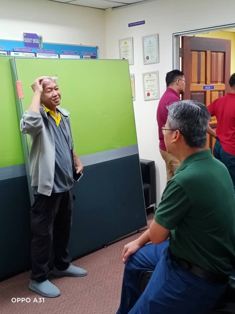 Satu gotong-royong telah diadakan oleh warga BPFS pads 22.6.23 yang dibantu oleh pegawai JKR W.P KL bagi memastikan amalan EKSA di BPFS terus diamalkan dr masa ke semasa.

<a href="/noreha_nordin/">Noreha Binti Nordin</a> 
<a href="/ronow7682/">Bernard Toides</a>