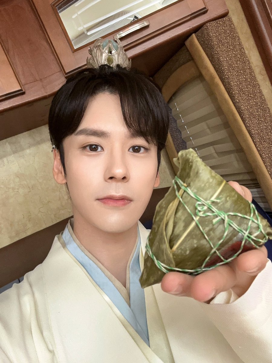 WzmOfficial_'s tweet photo. 又到了一年一度的甜咸粽子pk🤜🏻🤛🏻
今天你吃粽子了吗~

#魏哲鸣 #魏哲鳴 #WeiZheming #위철명 #เว่ยเจ๋อหมิง #ウェイ・ジャーミン #MilesWei https://t.co/CUao4TmZlw