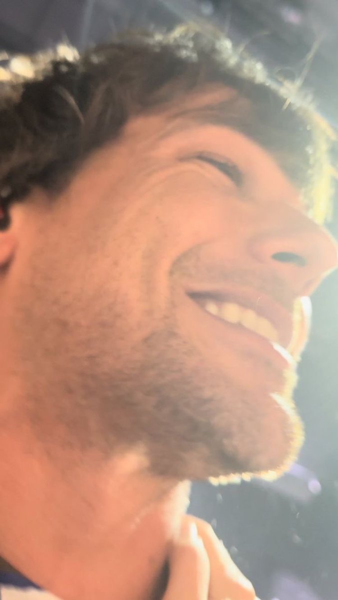 ltwbeau's tweet photo. "você carrega o sol em sua alma louis tomlinson, e é por isso que eu te amo”

só queria abraçar meu solzinho agora e dizer que tudo vai ficar bem 🥺 https://t.co/QZJxLyAj1b