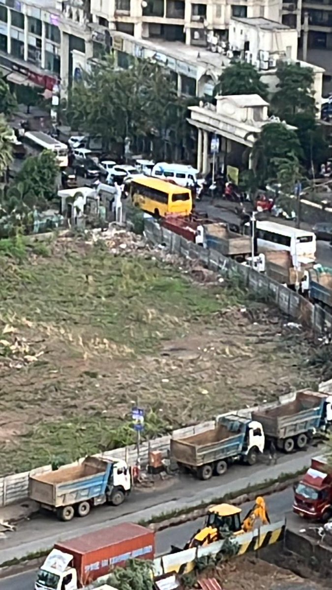 ChandivaliCCWA's tweet photo. Request Lake Homes Federation to cooperate and support their neighbourhood on humanitarian grounds until Panchshristi Road is completed. Your decision to close the gates has created complete traffic chaos. @MTPHereToHelp, you have to ensure the smooth flow of traffic. @mybmcRoads could have repaired the roads during summer vacation. Pathetic planning causes huge inconveniences to people. @Mi_DilipLande @poonam_mahajan @MumbaiPolice
