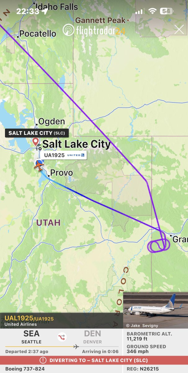 SLCScanner's tweet image. #Diversions to #SLC. Multiple flights headed to #Denver have diverted to #SLC due to #Weather. Looking at the radar no aircraft’s are landing or taking off.