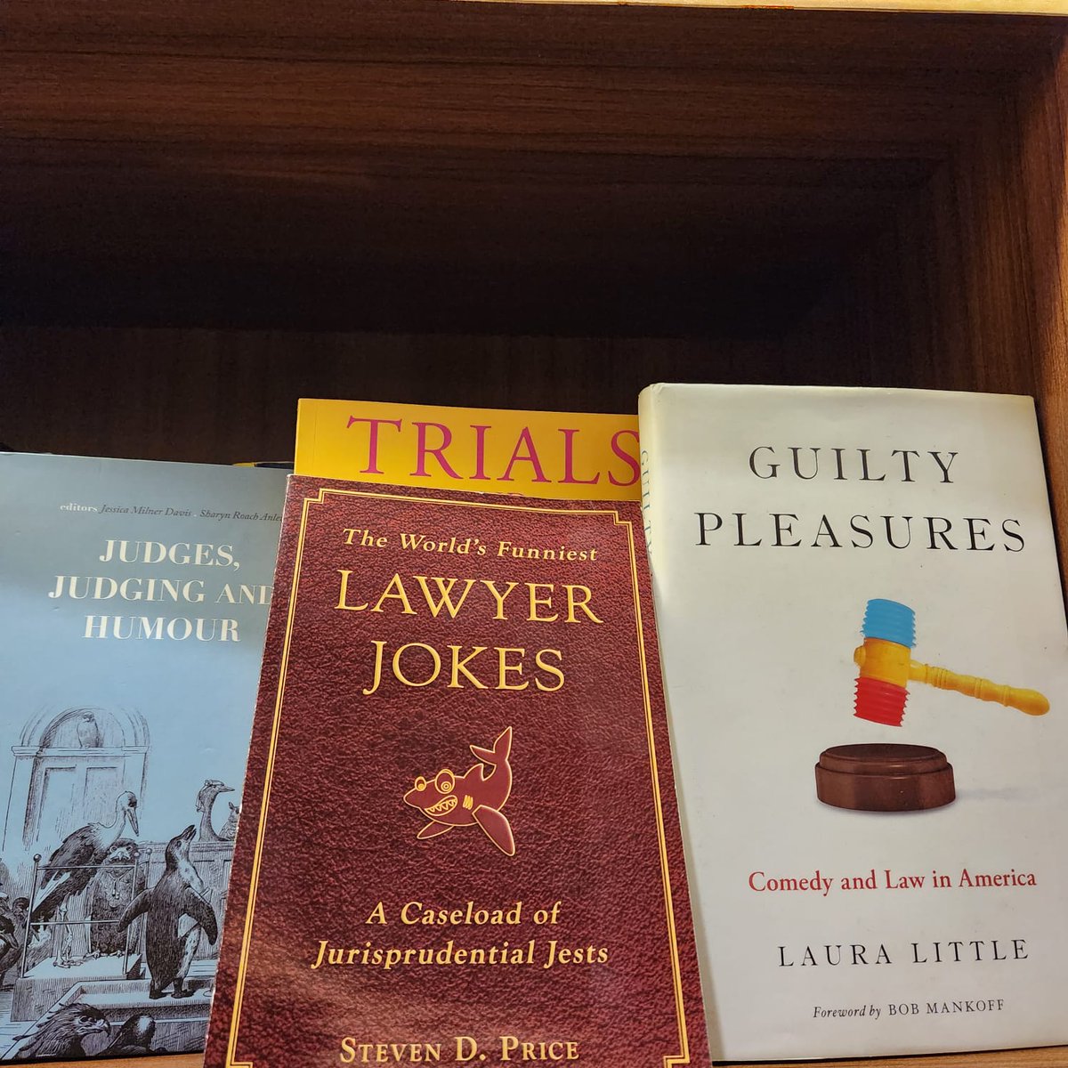 ihik_3's tweet photo. Bagi praktisi #hukum, humor adalah alat koreksi diri & perjuangan melakukan perubahan.
Koleksi terbaru #TheLibraryOfHumorStudies ini diberikan oleh Ketua STH @Jentera, Arief T. Surowidjojo.
Terima kasih pak @surowidjojo sudah menambah koleksi buku kami seputar #humor & #law. https://t.co/gBlMvYoCvf