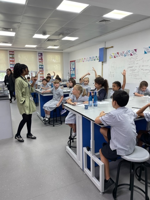 2S had a great session up in the Secondary Science labs yesterday. They were using their observation skills to explain the dancing raisins! #BeginsAtDBSEH <a href="/DBS_PriScience/">Primary Science | Dubai British School</a> <a href="/DubaiBritishEH/">Dubai British School</a>