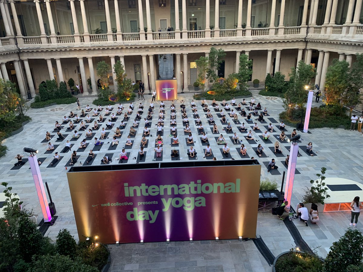 Lo Yoga riguarda trascendere le tue limitazioni e fare esperienza della Natura Universale dell'Esistenza.
Una Terra, Una Famiglia, Un Futuro: la via da seguire per l'Umanità.
~ Sagdhuru

 <a href="/LungarnoTweet/">Lungarno Collection</a> 
Portrait Milano