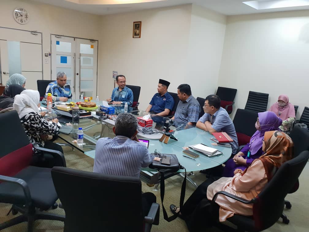 dryusrimusa's tweet photo. Meeting with the dean n his academic deputy from School of medical Sciences, USM Kelantan. Enhancing ties and further discussion on future collaborative projects. @ppusm_bertam &amp; @ippt_usm will soon expand its academic programs.
#MDUSM https://t.co/ixCh7alqi1
