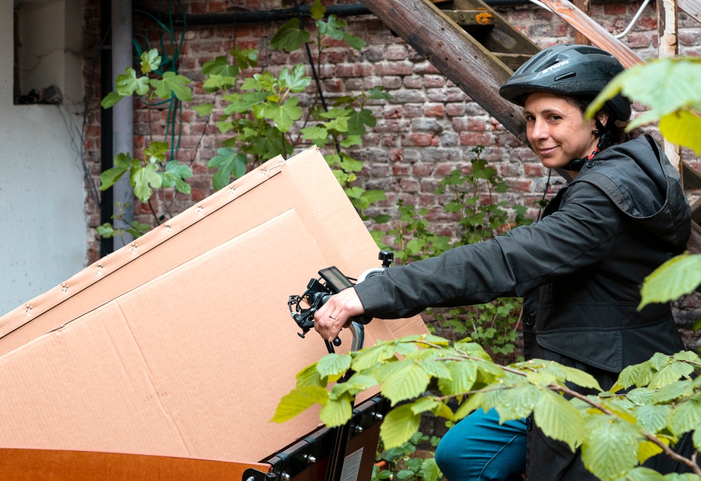 Comment transporter mes #cartons en privilégiant une #mobilitedouce ? Avec un #vélocargo ! 

J'en ai fait l’acquisition avec le soutien de Crea.Brussels, une initiative de la Région de Bruxelles-Capitale. Un grand merci à eux !⁠

Photo par @martarumo.photography 🥰