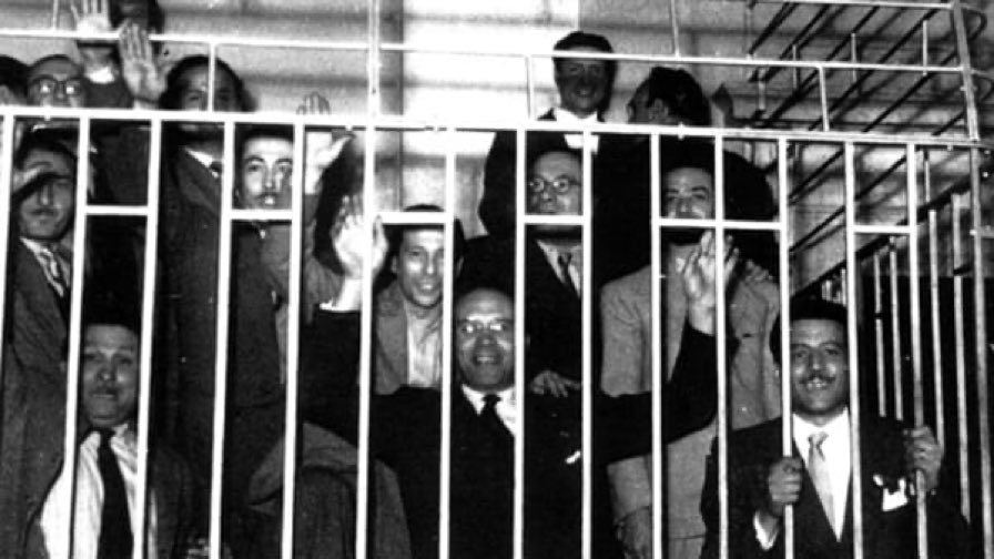 Il #22giugno 1946 entrò in vigore l'#AmnistiaTogliatti che portò alla cancellazione di tutti i reati commessi fino al #18giugno 1946. Migliaia di fascisti furono liberati dalle carceri o esonerati dai processi.
Nella foto la famigerata #BandaCarità festeggia col saluto fascista.