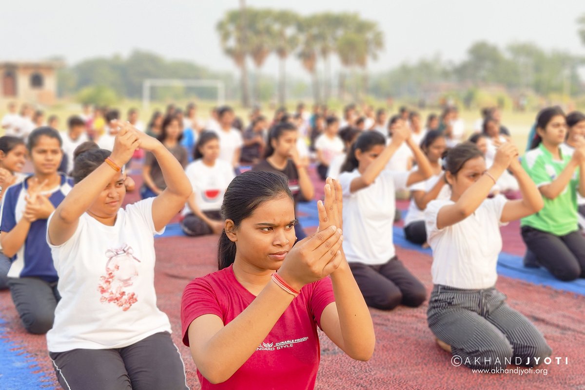 On #internationalyogaday2023 doctors, staff & student of #AkhandJyoti took out a rally from the hospital’s base at Mastichak in Bihar, spreading awareness about the benefits of yoga, to finally culminate at the village football grounds for a yoga practice & demonstration session.