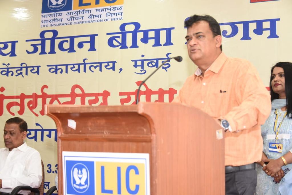 LICIndiaForever's tweet photo. LIC's Chairperson, Shri Siddhartha Mohanty &amp;  Managing Director, Shri M. Jagannath participating in a Yoga workshop held at Yogakshema, Mumbai on International Yoga Day.
@moayush @DFS_India 
#InternationalDayofYoga2023 https://t.co/FfQOaJvegd