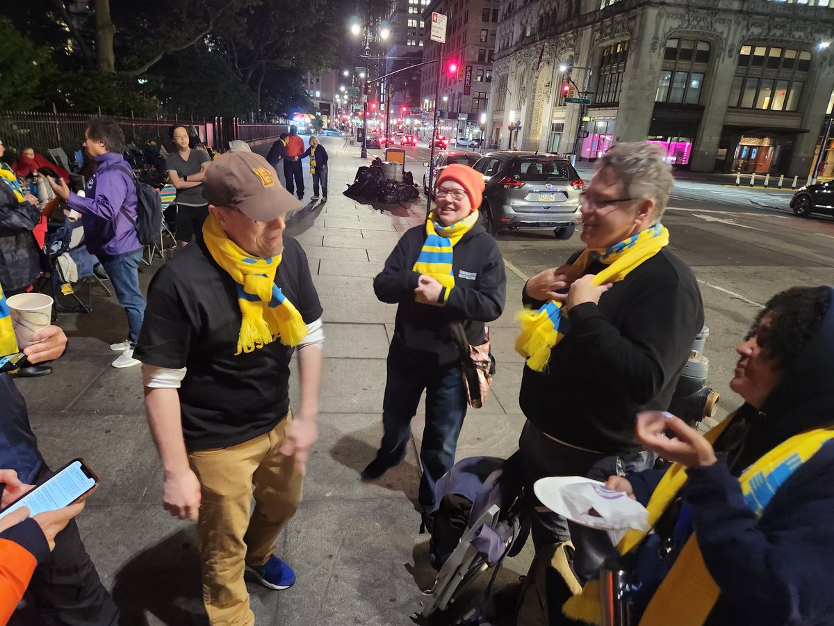 darrenbloch's tweet image. It should tell you something that @HSC_NY nonprofit execs are still turning out at 1am and #UpAllNight to get @NYCMayorsOffice @NYCMayor @NYCCouncil @NYCSpeakerAdams.

Help us #JustPay our nyc contracted colleagues and teams!?

W/ @sastra #KenJockers @HudsonGuild @expand_school