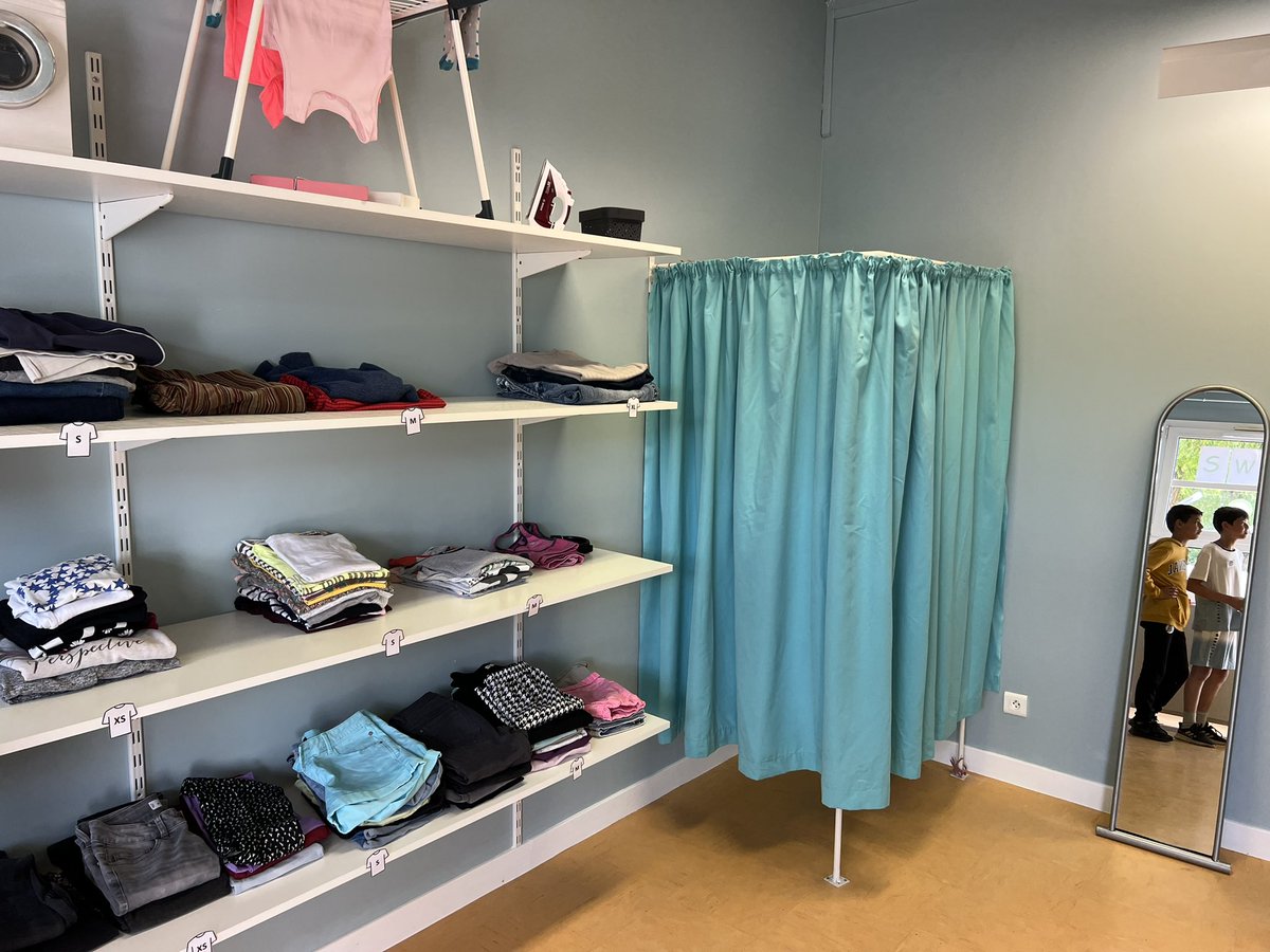 MJeanLaBrousse's tweet photo. #ClgLesFranchises52 à Langres (52) @AcReims les élèves scolarisés en #Segpa ont ouvert ce 21 juin le showroom de la mini-entreprise qu’il ont créée l’an passé #SwapIt une plate-forme d’échange 🔄 de vêtements 👖👚 bien pratique pour des collégiens en pleine croissance. C’est smart, c’est écolo 🌿 et ça répond à une demande… l’aboutissement d’un travail de plusieurs mois avec le soutien de @OCCE_FD et @groupe_mgen #LesProfsQuiChangentLaVie @ChristopheBechu