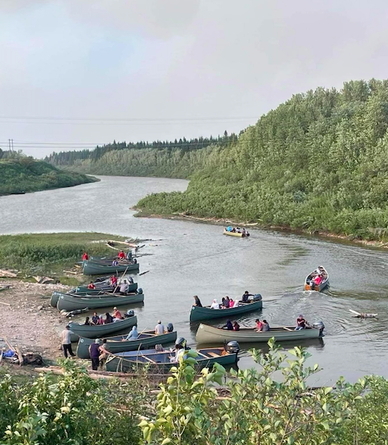 People evacuating by canoe to get to safety in Kashechewan from the Fort Albany fire. 
Fire bombers are on the fire.
Dash 8s coming in to deal with children, elderly and families.
Let's keep people safe and protect Fort Albany.
<a href="/Mushkegowuk/">Mushkegowuk Council</a> <a href="/BillBlair/">Bill Blair</a>