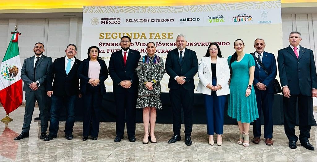 SRE_mx's tweet photo. 📄Anuncian México y Honduras segunda fase de «Sembrando Vida» y «Jóvenes Construyendo el Futuro».

https://t.co/syO9Xm9qj5 https://t.co/teMyDfGt1p