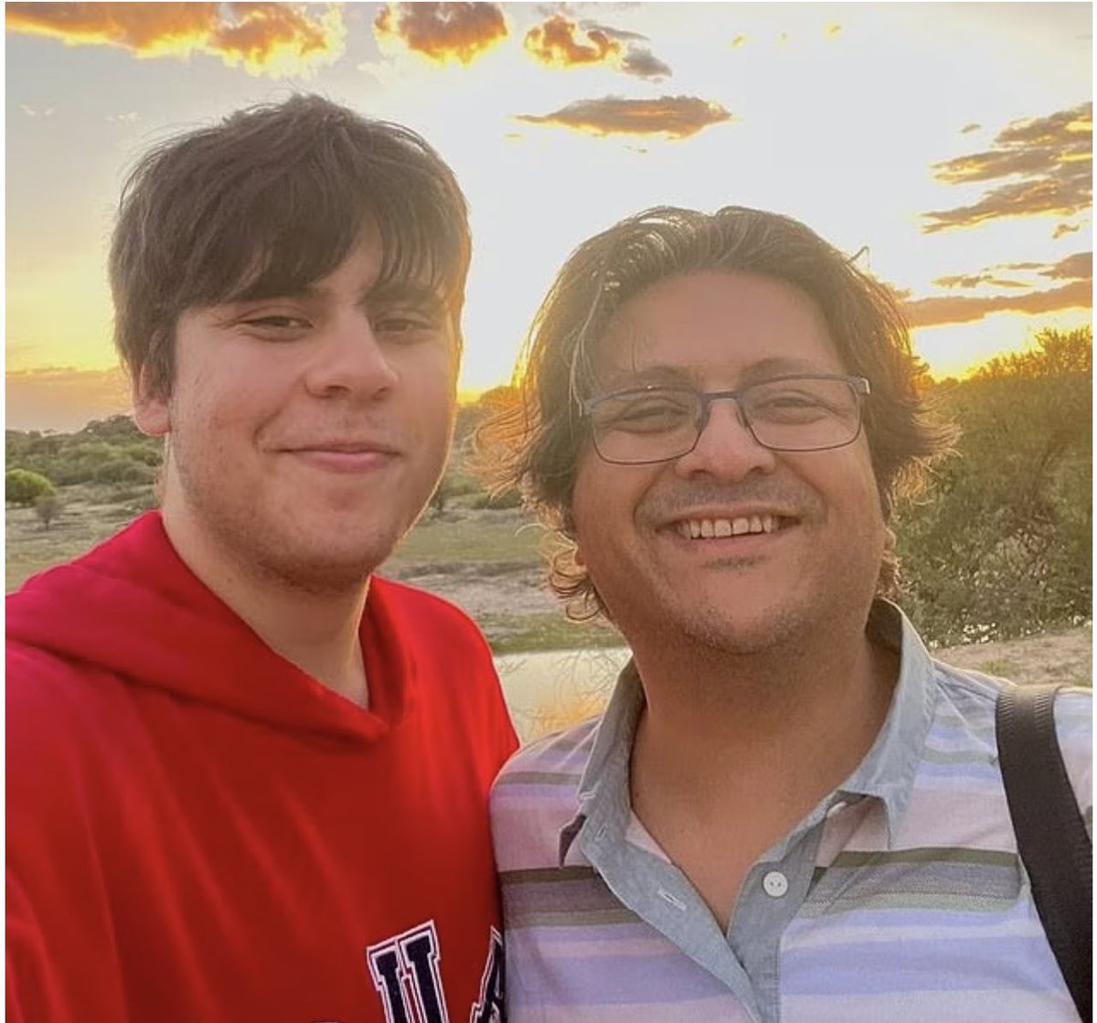 Jamhooriat's tweet image. آپ یہ سوچیں کہ اگر آپکا باپ بھائی بیٹا جگری دوست یکدم ایسی مصیبت میں مبتلا ہوجائے جہاں اسکے بچنے کے چانسز بہت کم ہوں. 
تو اپ کیا سوچیں گے؟

کیا کسی پاکستانی نے یہ سوچا کہ جب سے یہ دو باپ بیٹا گمشدہ ہوئے ہیں ان کی ماؤں بہنوں بیٹیوں بھائیوں بزرگوں رشتہ داروں پر کیا قیامت گزر رہی…