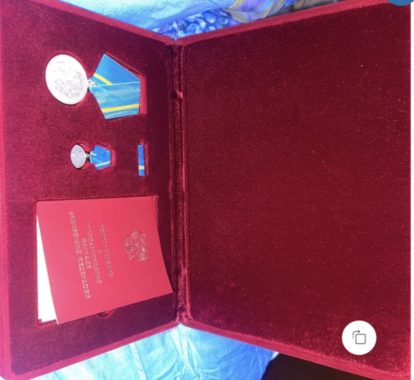 بتوفيق من الله سبحانه وتعالى حصلت على ميدالية بوشكين التي تمنح من قبل الرئيس الروسي فلاديمير بوتين لكل من يساهم في نشر الثقافة واللغة والادب الروسي في الخارج.
وقام السيد البروس كوتراشيف سفير روسيا الاتحادية في بغداد بتسليمي الميدالية في 23 من شهر مايس الماضي