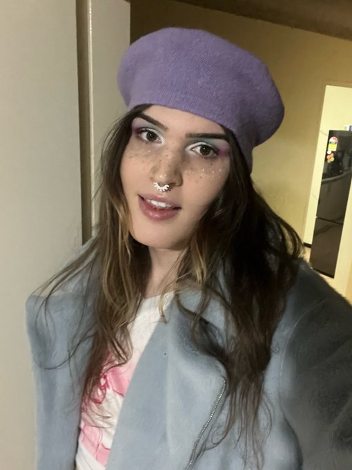 My beret 😌💕💖 https://t.co/9qdgIoZK6M