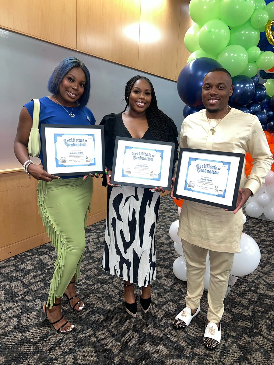 realqueenizzy's tweet image. graduated today, I guess I just looove learning new things 🥂, shoutout to all the graduates and ESPECIALLY my siblings @__Halimat @Khalid_Oloko 🤍 #WeDidThat #KnowledgeIsPower