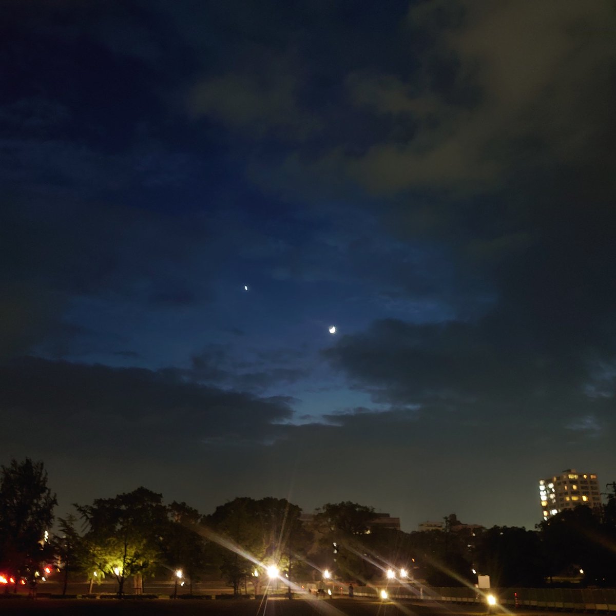 夏至の日のナイトラン🏃‍♀

三日月と金星と夜の帳が下りた色が美しい時間でした🌙⭐🌃