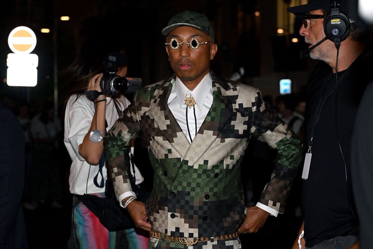 jrhmnx's tweet photo. So @Pharrell be designin @Minecraft clothes for @LouisVuitton https://t.co/d9J4qIR1rj