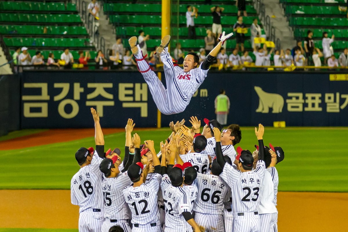 gift0040's tweet photo. 외야수 부문 골든글러브 6회 (1997, 1999~2001, 2004, 2005)
지명타자 부문 골든글러브 (2013)
신인왕 (1997)
타율 1위 2회 (2005, 2013)
안타 1위 4회 (1999~2001, 2005)
득점 1위 (2001)
1번째ㅡ2014.08.16. 대구시민구장
#적토마 #라뱅 #이병규 #배드볼히터
#영구결번 #NO09 #엘지트윈스 https://t.co/Ve5FotPJNy