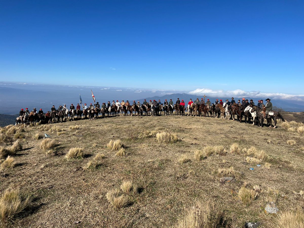 CirculoPlata's tweet photo. Culminó la XIV Cabalgata por la Hispanidad en Tucumán.  Estas son algunas de la fotos que se sacaron.  Como fruto de esta Peregrinación recibió su Primera Comunión una joven cerreña en la misa celebrada en la cruz “mayor” enclavada por los cabalgantes. https://t.co/gqZSxpYlqA