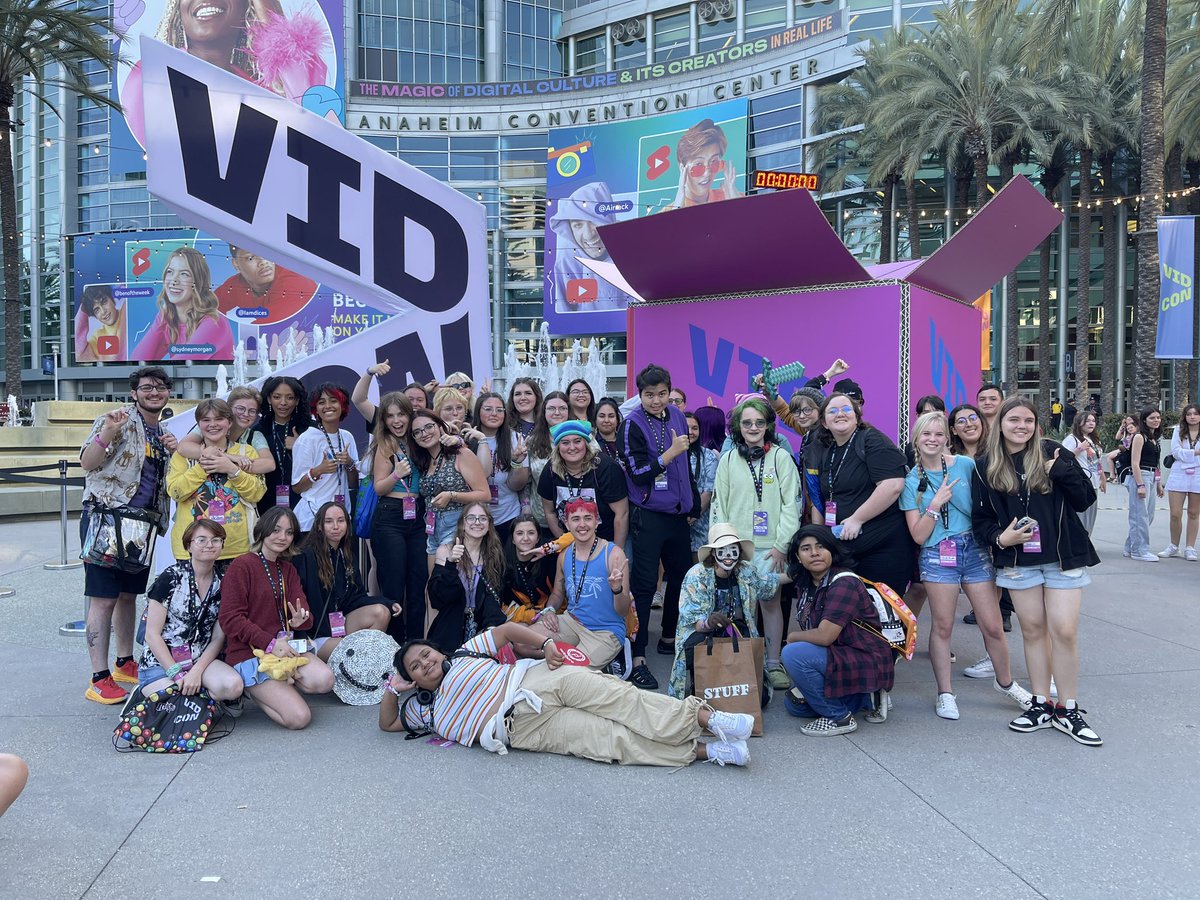 R4CCOONZ's tweet photo. THE DREAM STANS HAVE INFILTRATED VIDCON https://t.co/TqY6LapXFa