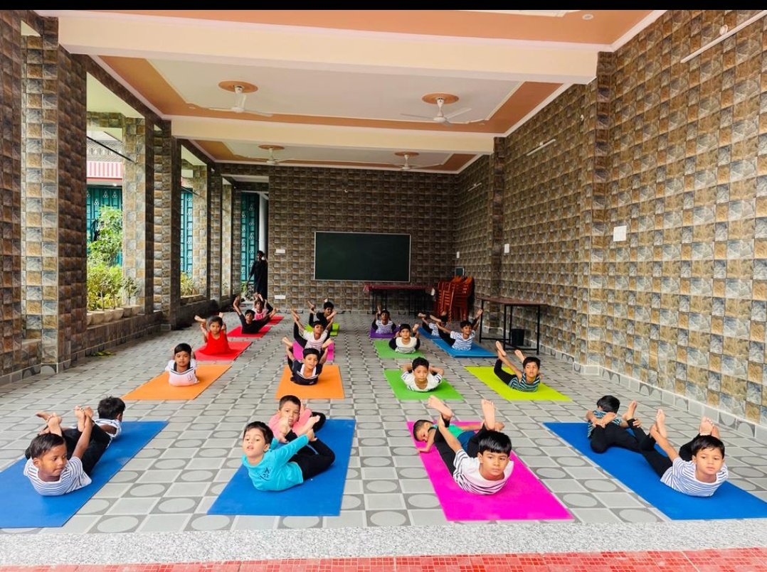 DcpuV's tweet photo. #YogaforOneWorldOneFamily
#YogaforVasudhaivaKutumbakam 
वाराणसी जनपद के सभी बाल देखरेख संस्थाओं एवं जिला बाल संरक्षण इकाई में योग दिवस का आयोजन किया गया।
@MinistryWCD
@Varanasi_DM @VaranasiCdo @UPMahilaKalyan @tweetjawed1 @UPGovt @PreeteshKTiwari @Mishr26 https://t.co/uU0qhPDg19