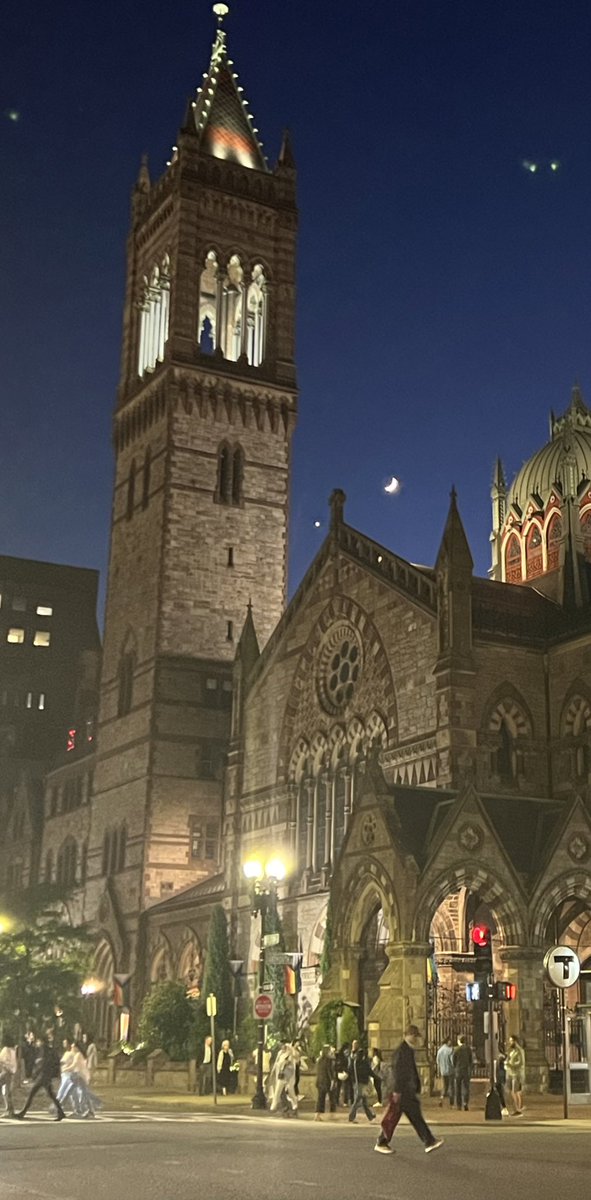 👀👀👀👀 the 🌙 with Venus or possibly Mars visible. #boston #nightsky #themoon  #copleysquare