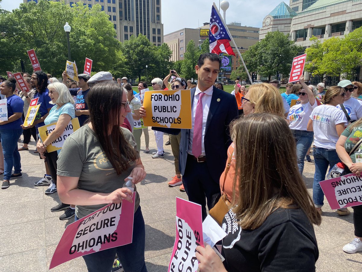 Glad to be with so many #HungerFighters at the Ohio Statehouse to advocate for additional funding to support the @OhioFoodbanks and Ohio Farmers as our team @FreestoreFB work to create a hunger-free, healthy & community! @Isaacsohn