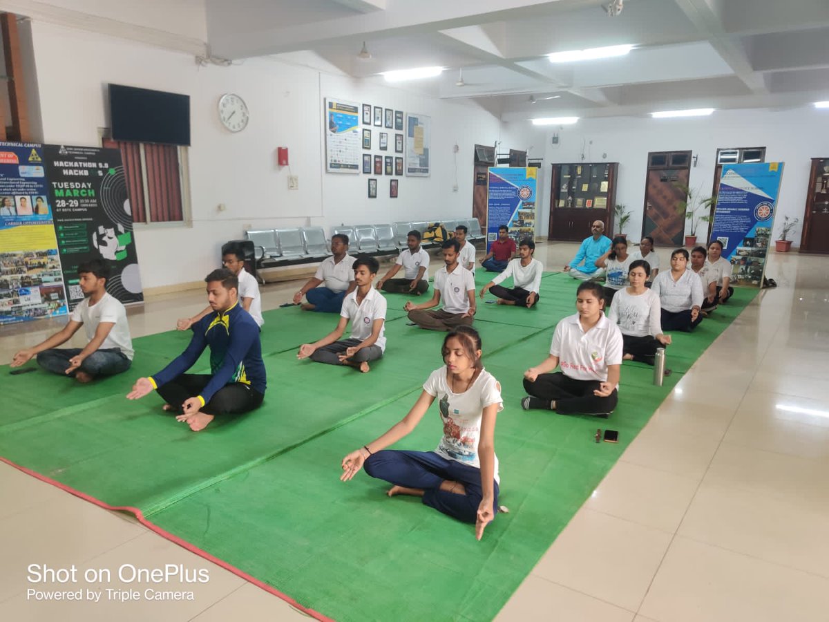 Mayank_v86's tweet photo. Celebrating the 9th International Day of Yoga with vol. Of @Nss_ssgi on the occassion of international yoga day on 21st June 2023.
#NSS #YogaDay2023 
@_NSSIndia @ConnectingNss @Rajkumarnss @ashokshrotinss @NSSRDBhopal @nsscsvtuCG  @dr_dsraghu @NssChhattisgarh @NeetaBajpai5 https://t.co/k1uhpbfEeC