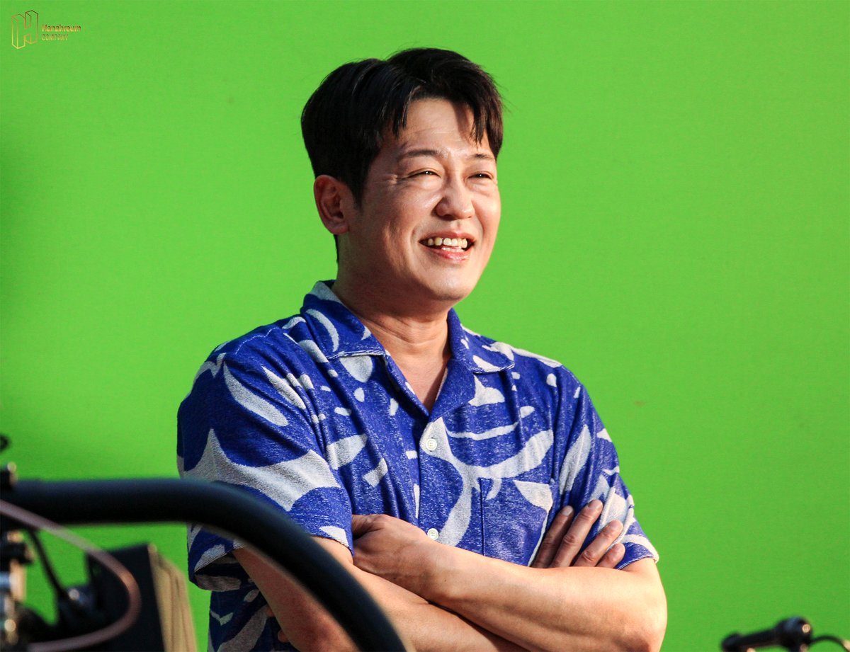 harcompany's tweet photo. [#허성태] #여기어때광고
#한아름포스트

올 여름은 허블리와 함께 여행어때! 여기어때?!
허성태 배우님의 여기어때 부산 촬영!!
그 비하인드 컷을 공개합니다!~~
▶ https://t.co/uUteyAd7ky

#허성태배우 #허블리
#heosungtae #한아름컴퍼니 https://t.co/KL1Ebm2zlJ