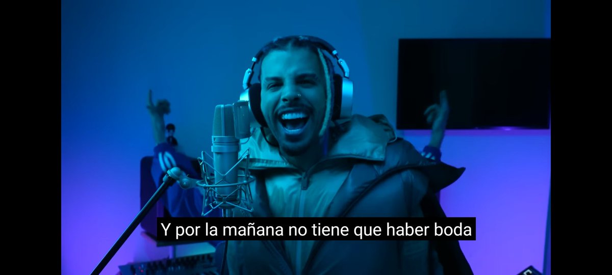 mals_15's tweet photo. Por que el outfit de Rauw se me parece a una Cucaracha Voladora?🤣
(No hate) #bzrp #Bizarrap #session56 #rauwalejandro #Memes https://t.co/rAllmRFGKh
