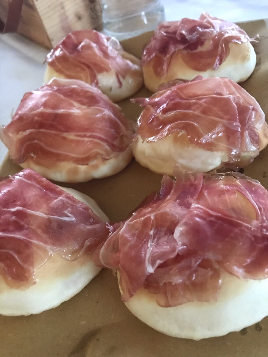 Cosa ne dite di un pezzettino di gnocco fritto con una fettina di culatello? #acetaiasereni #gnoccofritto #cucina #modena #culatello #ricette #food #streetfood #modenafood