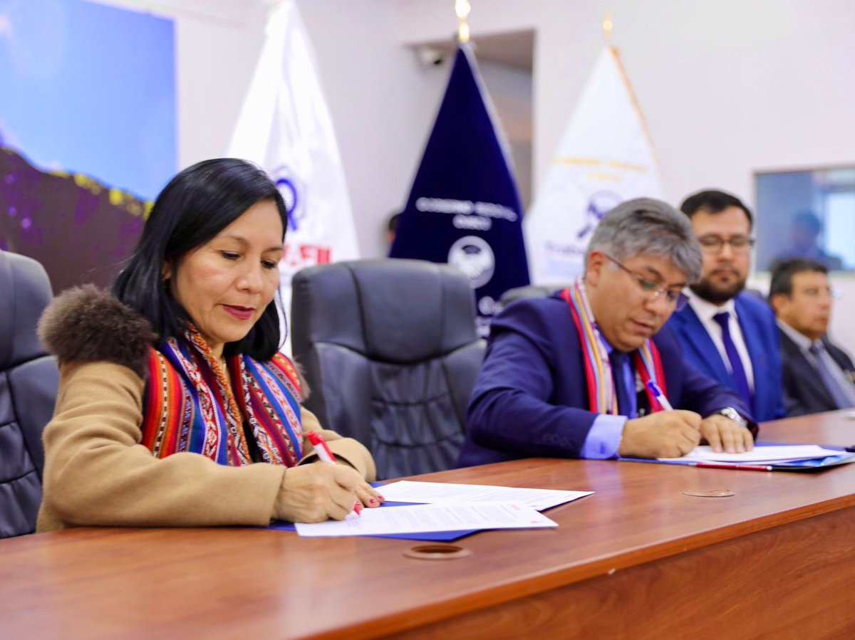 SunafilPeru's tweet photo. 📢 [LO ÚLTIMO] 
✅ Se realizó la firma de convenio entre la #Sunafil y el @gorecuscope que permitirá promover el cumplimiento de los derechos laborales de los trabajadores en la región. La superintendenta Flor Cruz y el gobernador Werner Salcedo encabezaron la  ceremonia. 🤝 💯 https://t.co/GANEYi1YLl