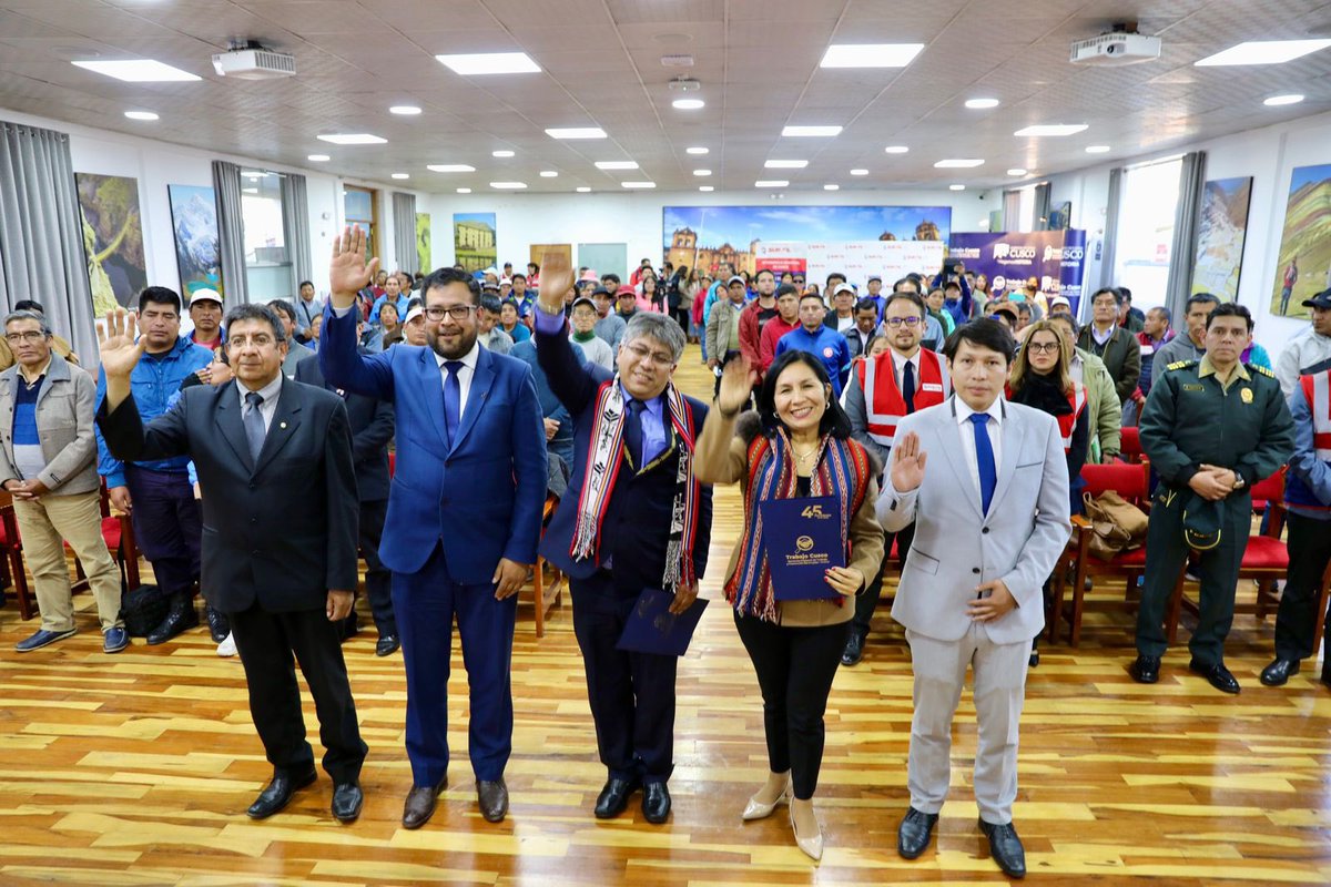 SunafilPeru's tweet photo. 📢 [LO ÚLTIMO] 
✅ Se realizó la firma de convenio entre la #Sunafil y el @gorecuscope que permitirá promover el cumplimiento de los derechos laborales de los trabajadores en la región. La superintendenta Flor Cruz y el gobernador Werner Salcedo encabezaron la  ceremonia. 🤝 💯 https://t.co/GANEYi1YLl