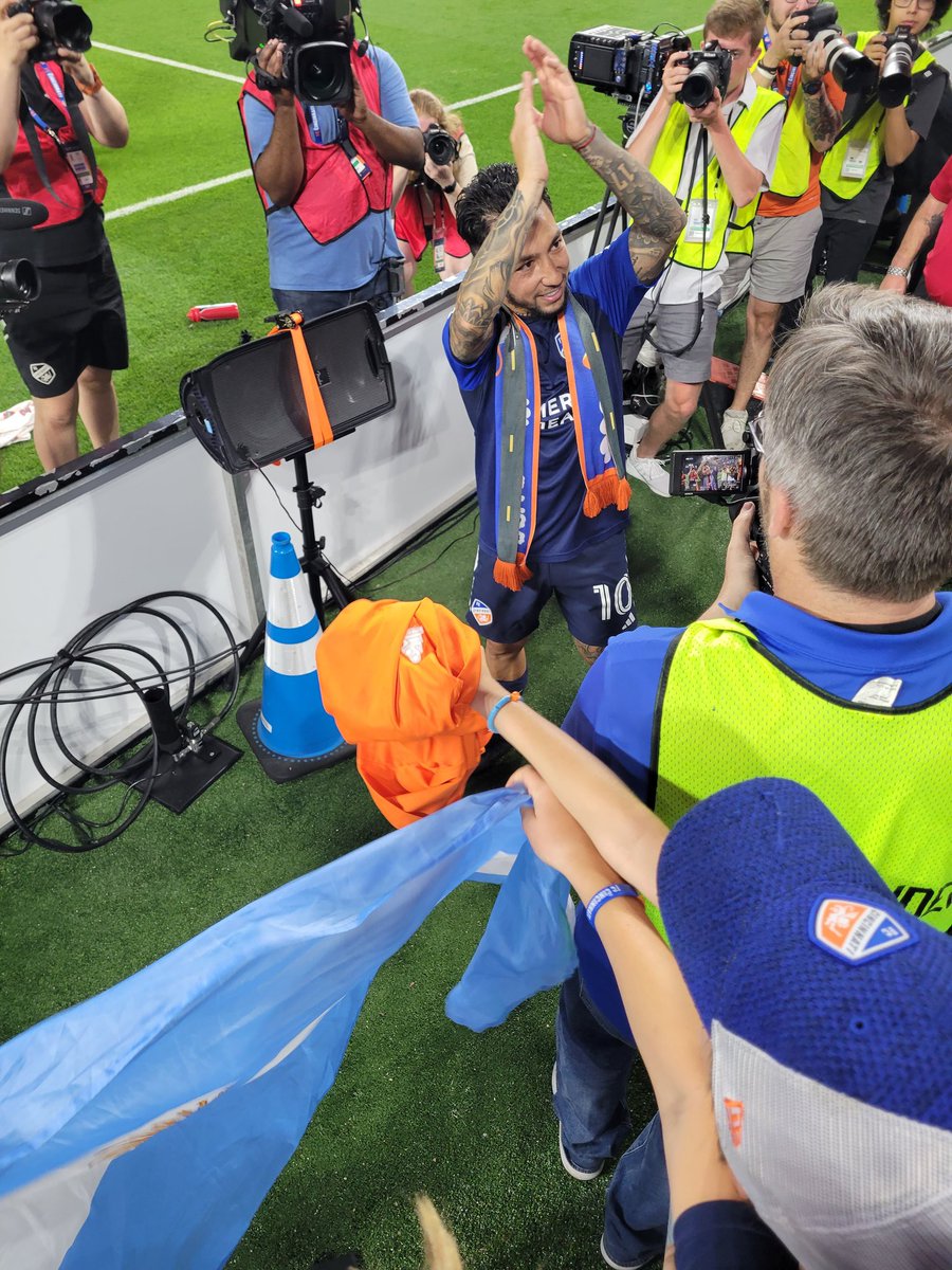 alexhoward78's tweet photo. @AuxiliaOne I got the mvp your scarf.....@LuchoAcosta94 https://t.co/29hVI3Dopf