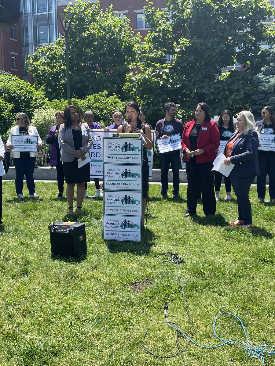 BOSImmigrants's tweet image. 🚨 Thread: Starting July, people will be able to get a Massachusetts driver’s license regardless of immigration status. The City of Boston and @MayorWu administration is working with the RMV and the Driving Families Forward Coalition to make this process as smooth as possible.