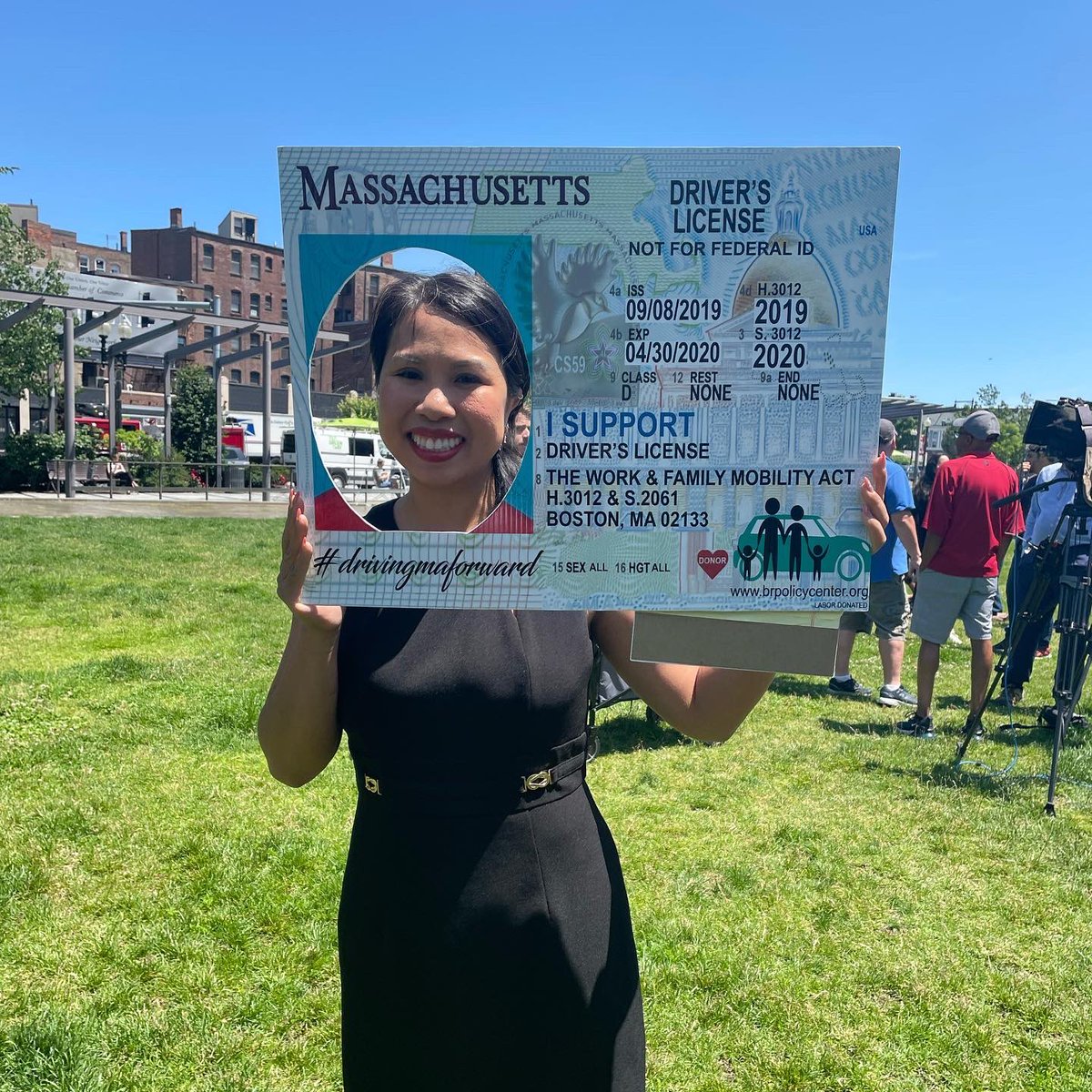 BOSImmigrants's tweet image. 🚨 Thread: Starting July, people will be able to get a Massachusetts driver’s license regardless of immigration status. The City of Boston and @MayorWu administration is working with the RMV and the Driving Families Forward Coalition to make this process as smooth as possible.